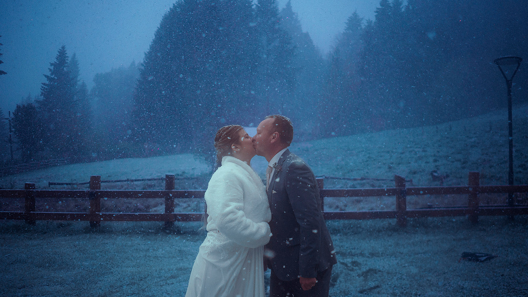 Agus & Ira se besan bajo la nieve Patagonia argentina Bariloche Dupla Planners Destination Wedding