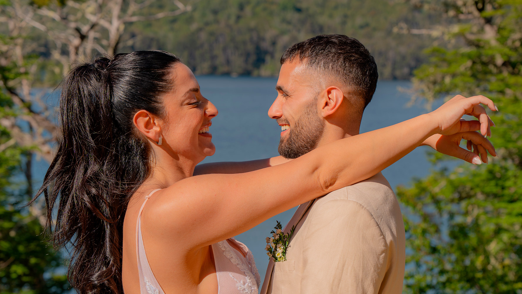 Cintia & Gaston felices junto lago celebracion boda Patagonia argentina Dupla Planners Destination Wedding