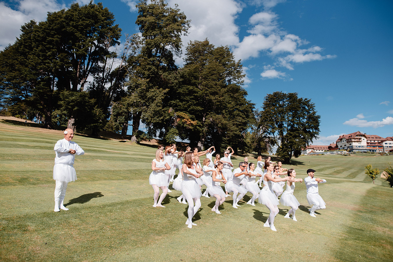 familia amigos bailando coreografia para homenajear amor destination wedding bariloche patagonia argentina dupla planners
