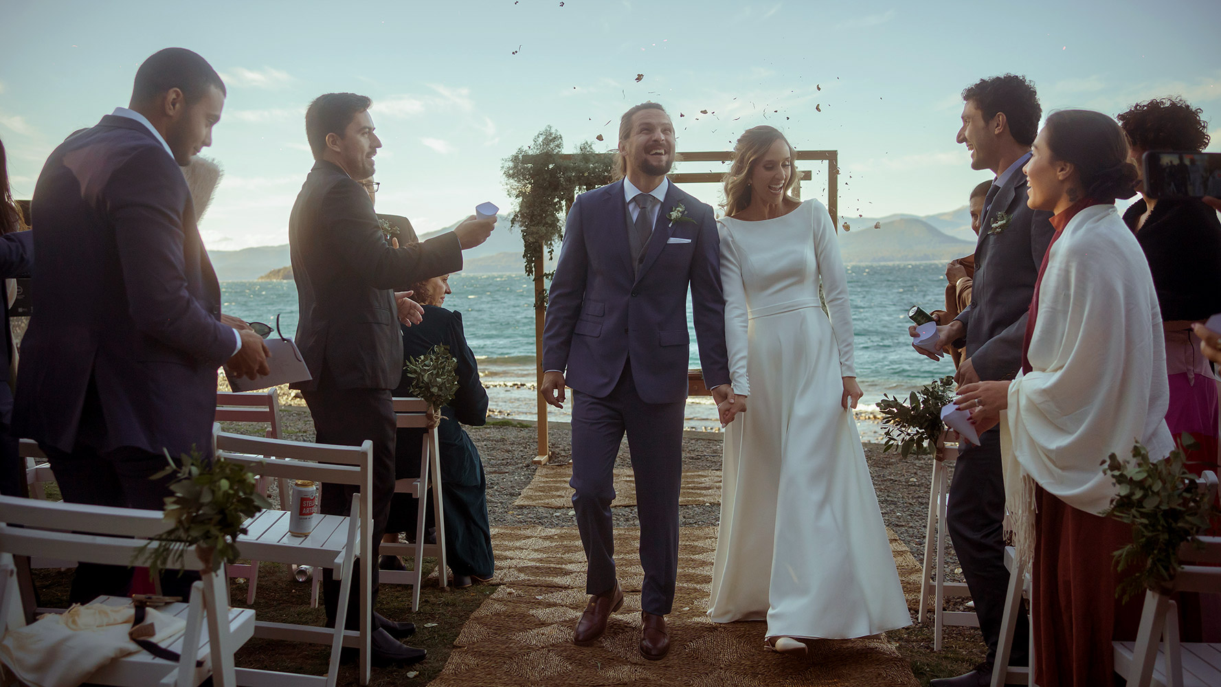 juli paulo celebrando boda junto sus invitados lago nahuel huapi bariloche dupla planners destination wedding 1