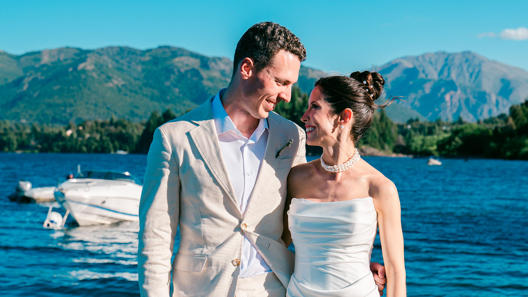 Laura & Doug cruzan miradas felices celebran boda lago Nahuel Huapi Patagonia argentina Dupla Planners