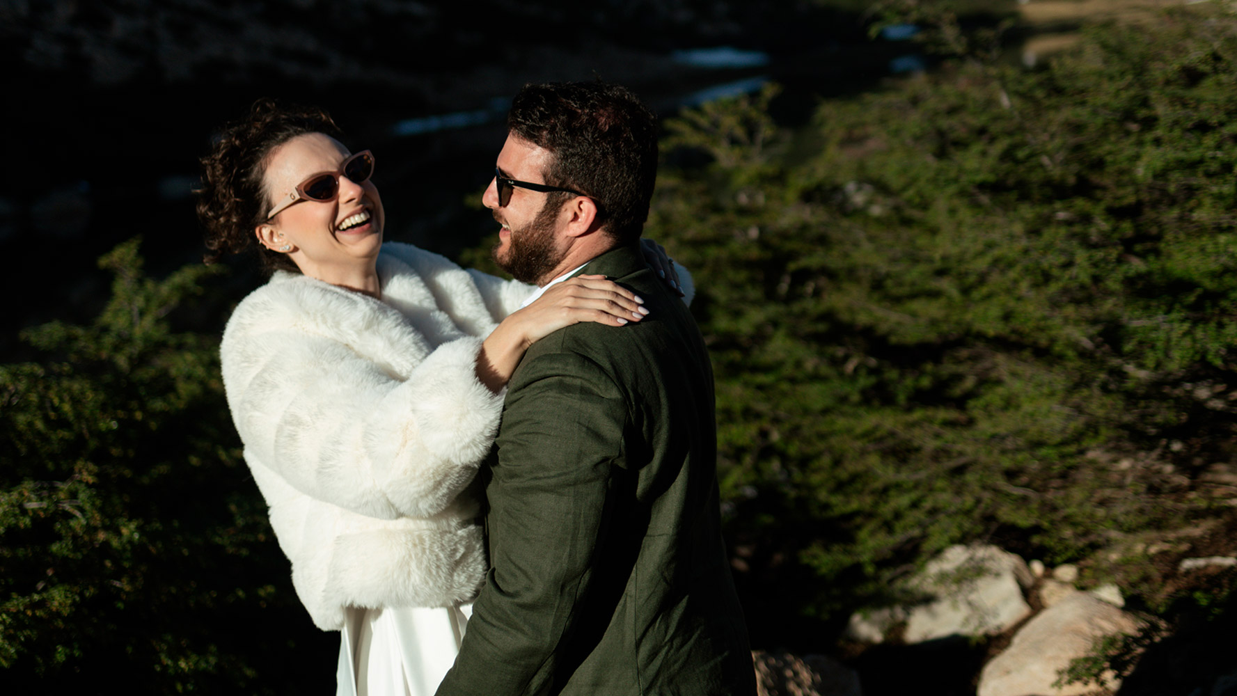 novios Bruna & Alexandre rien felices al pie de la Montaña celebracion boda Patagonia argentina Dupla Planners Destination Wedding