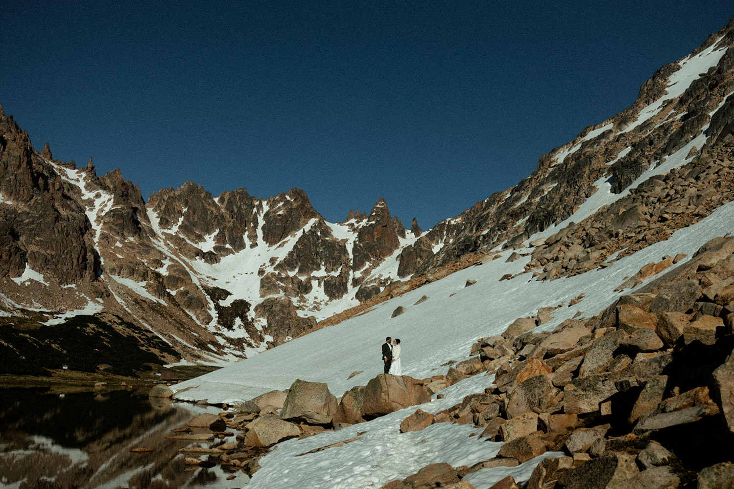 Retrato de los novios en plena inmensidad de la cordillera, en Bariloche, Patagonia, Argentina. Dupla Planners lo hace posible.