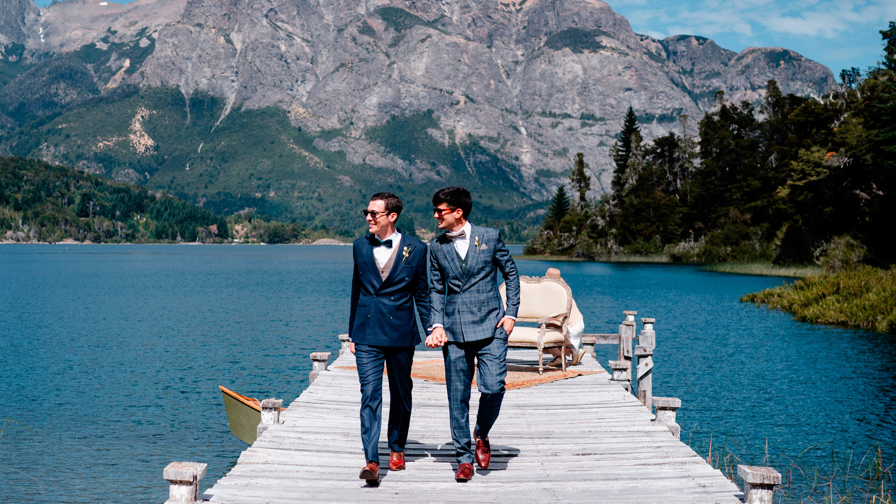 Santiago & Fabricio elegnates felices en su boda Bariloche Patagonia argentina Dupla Planners Destination Wedding